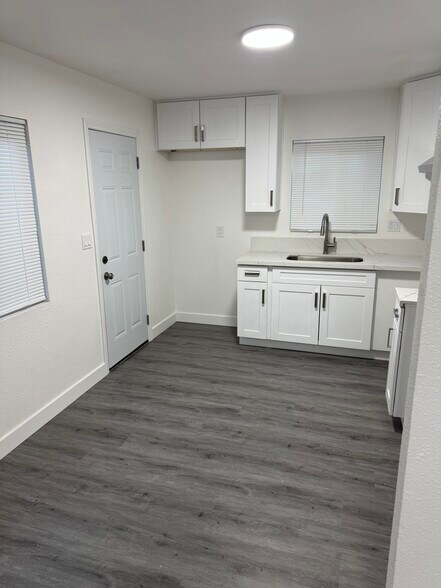 Building Photo - 583 W 16th St