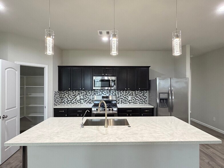 Building Photo - 6118 Yesenia St