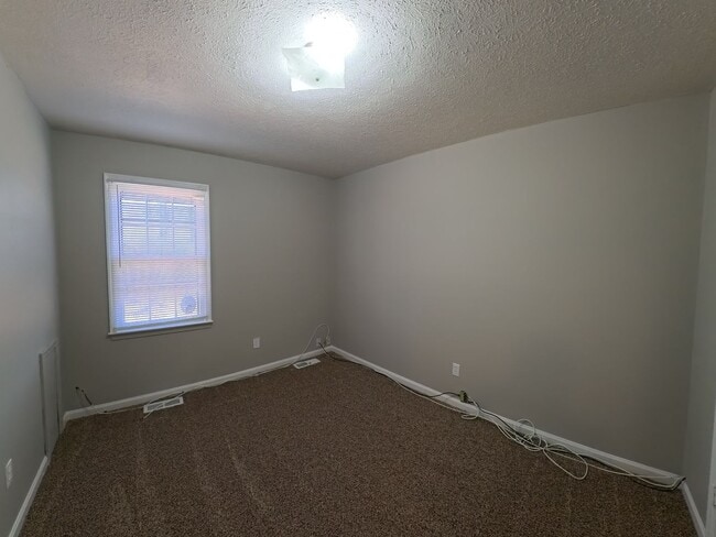 Building Photo - Townhouse off Timberlake