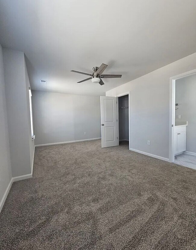 Building Photo - Very Spacious Townhome Available For Move In March 2026