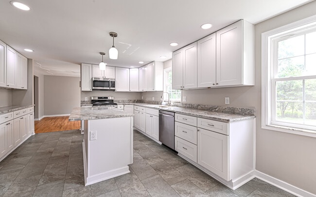 Building Photo - 4236 Tanglewood Dr