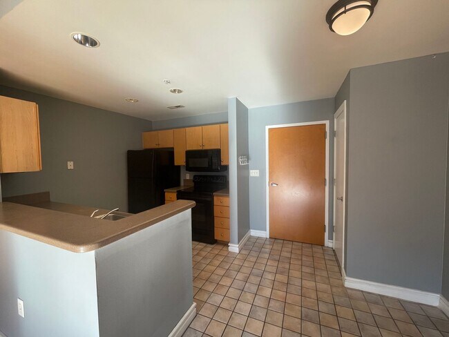 Building Photo - 1 bedroom condo conveniently located in up...