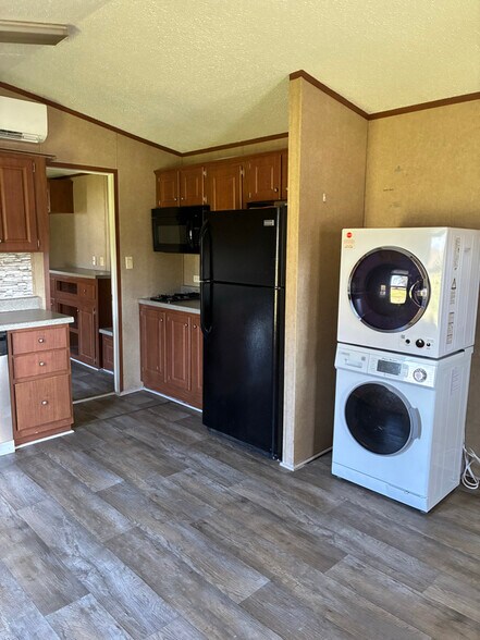 Building Photo - 841 State Hwy 75 N