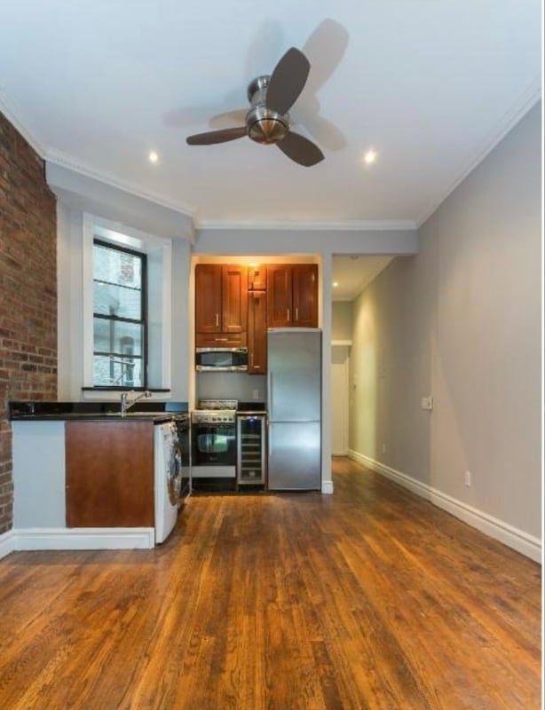 Building Photo - 565 Mott St