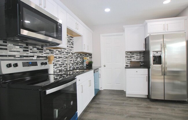 Building Photo - 220 E 27th St