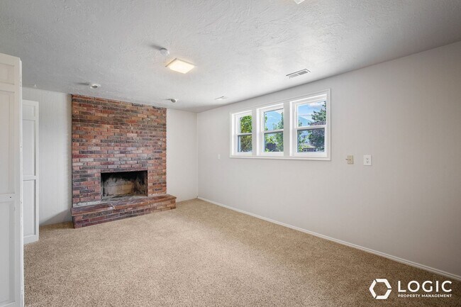 Building Photo - 844 E 2800 N