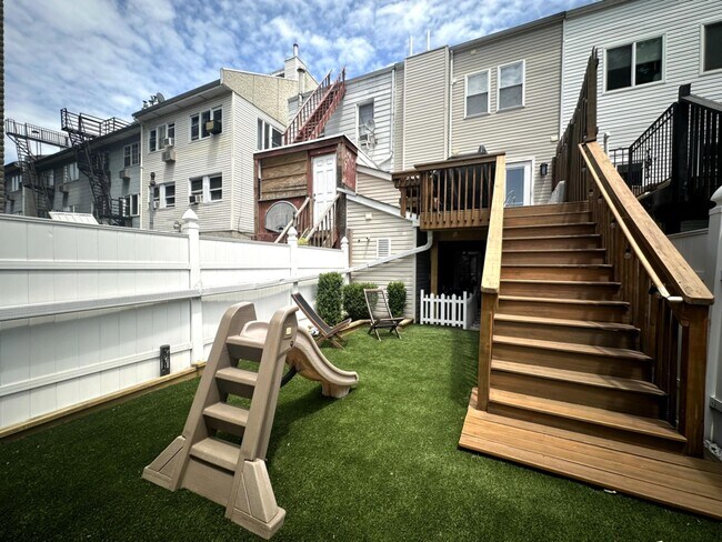 Building Photo - 421 7th St