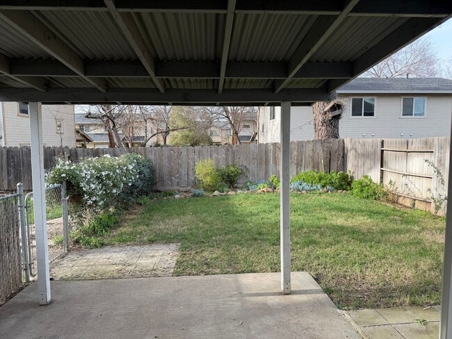 Building Photo - Huge Three Bedroom Townhouse with Garage and Backyard!