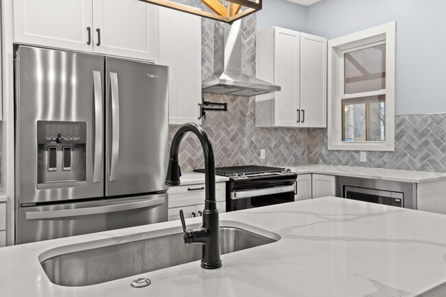 Building Photo - 640 Neil Ave