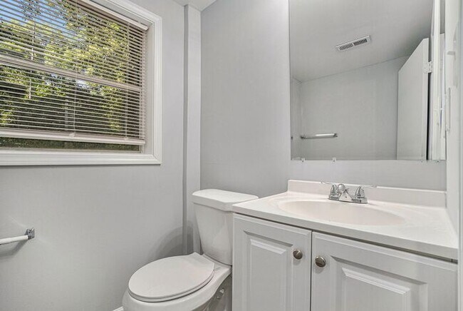 Building Photo - Renovated 4BR/2.5BA Home in Jonesboro!