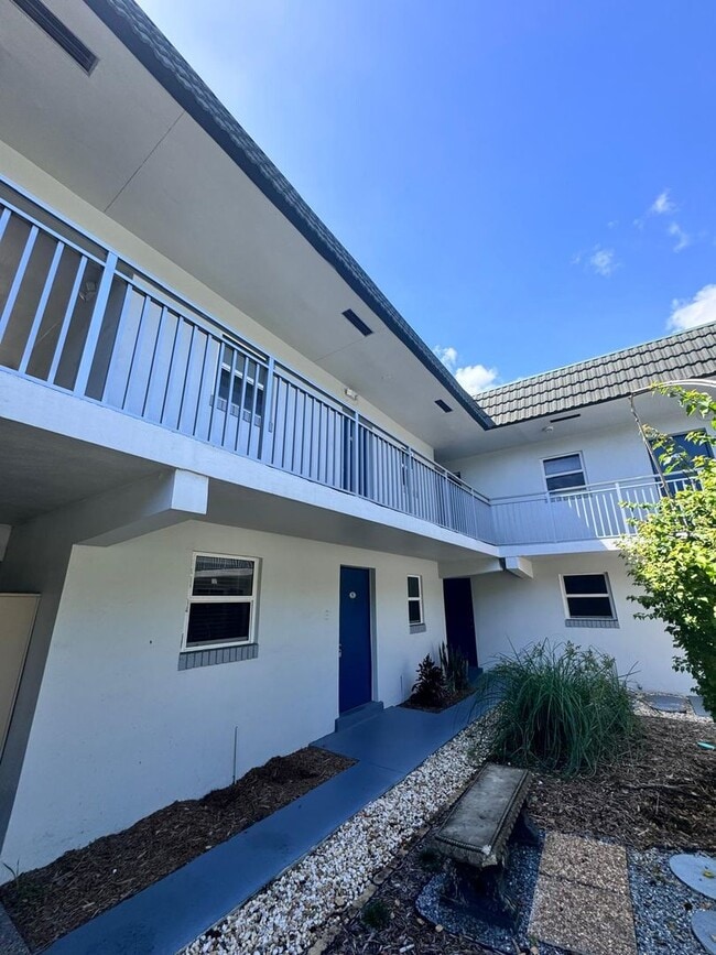 Building Photo - Spacious and modern 1-bedroom, 1-bathroom unit available for rent in the heart of Fort Lauderdale.