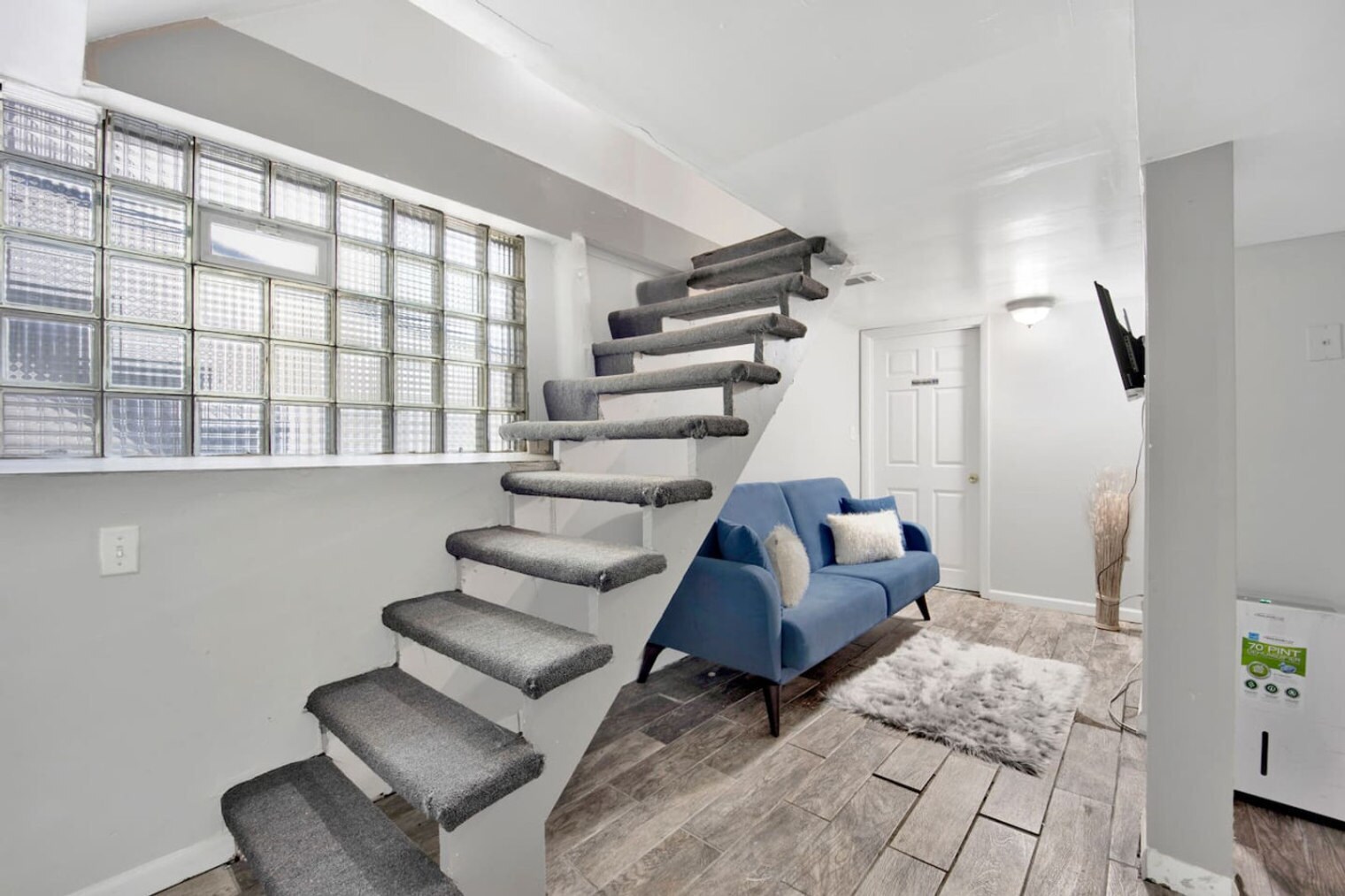 Building Photo - 1205 W Oakdale Ave