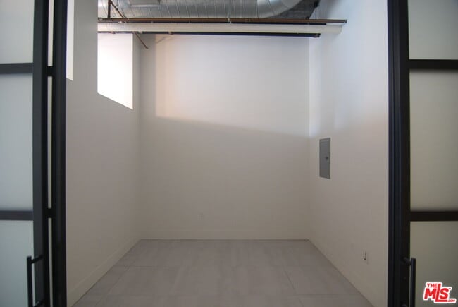 Building Photo - 645 W 9th St