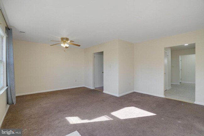 Building Photo - 9 Park Square Dr