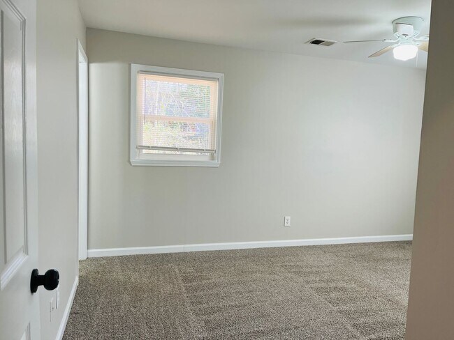 Building Photo - Wow! Check out this charming 3-bedroom, 1....