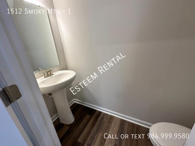 Building Photo - 1512 Smoky Mountains St