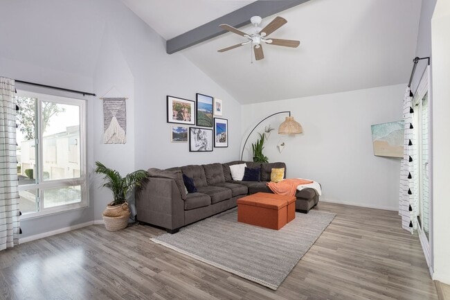 Building Photo - 3 bed 2 bath Townhouse located in South Coast Metro