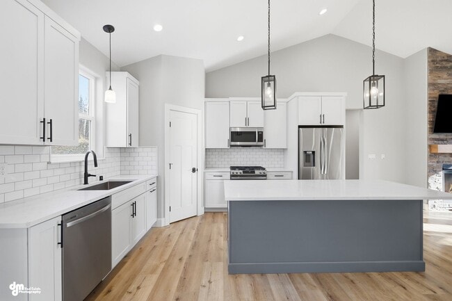 Building Photo - 4 Bedroom | 2.5 Bathroom | 2 Car Garage - Convenient Location!