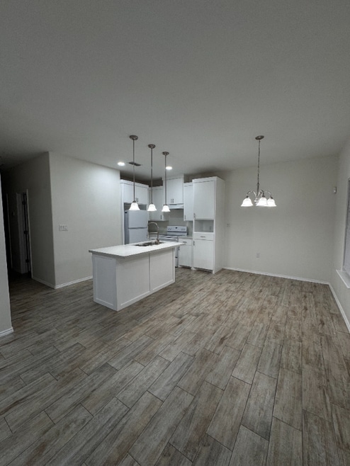 Building Photo - 2214 E Valley Cir