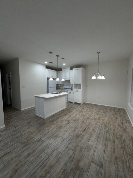 Primary Photo - 2214 E Valley Cir