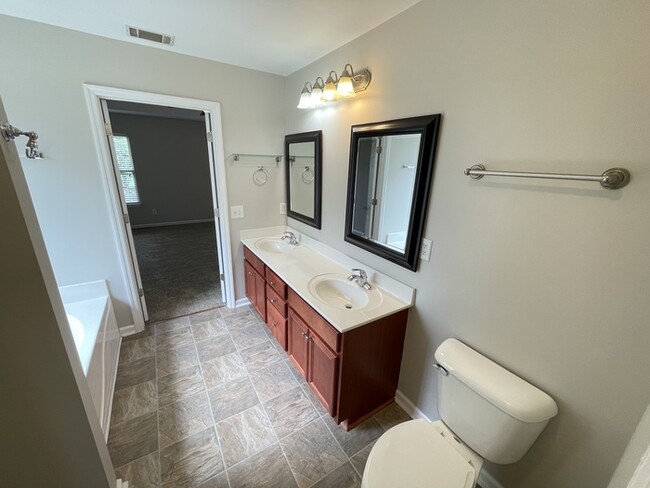 Building Photo - Saundersville Station home with renovation...