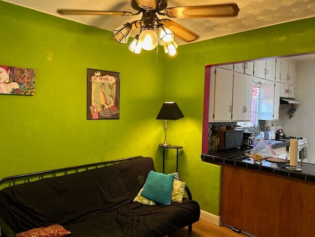 Building Photo - 2 bedrooms-1 bath - on 4th Ave