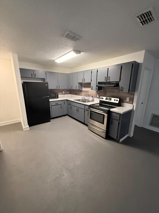 Building Photo - 1587 Sunset Ln