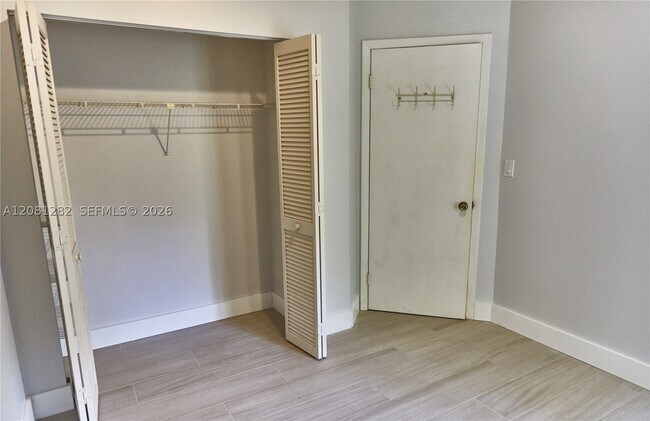 Building Photo - 10042 SW 77th Ct