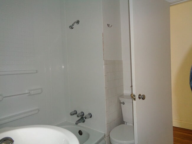 Building Photo - 2515-MHH2515 Laurel Ave NE