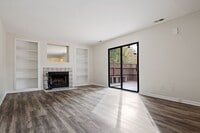 Building Photo - GREAT LOCATION!!! Large 2bedrm - Mins to U...