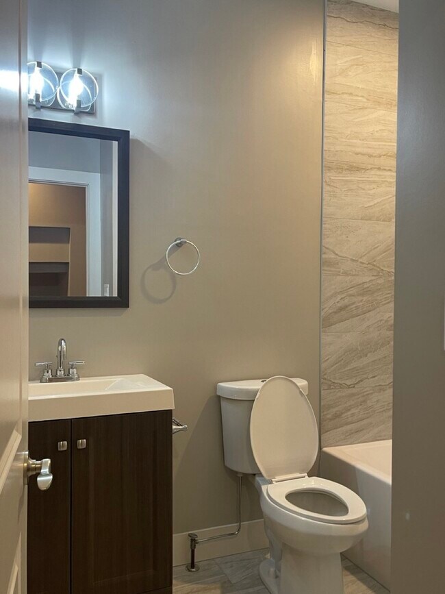 Building Photo - 215 S Hamilton Ave