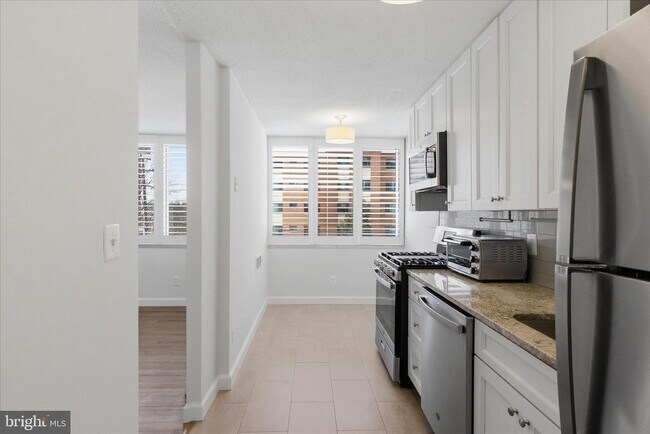Building Photo - 1301 S Arlington Ridge Rd