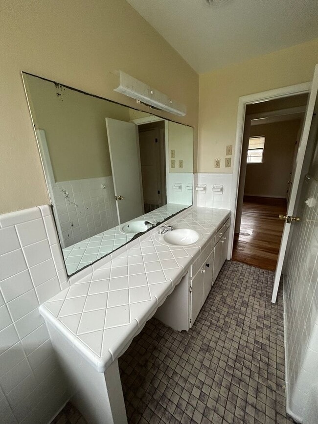 Building Photo - 3 Bedroom and 1.5 Bathroom