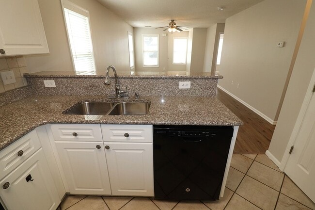 Building Photo - Light and Bright End unit 3 bdrm 2 bath to...