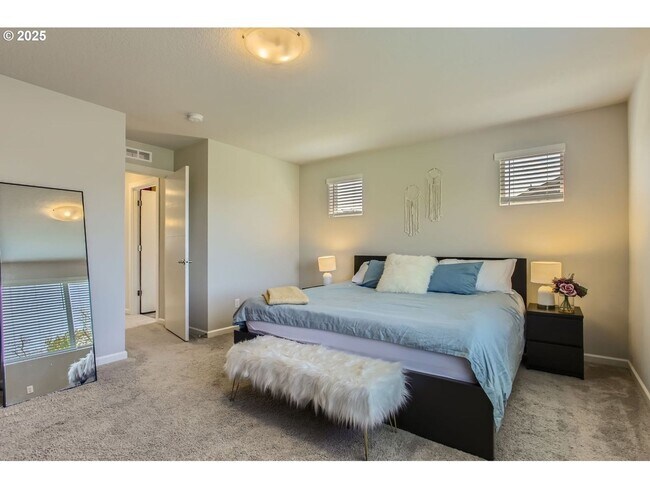 Building Photo - Modern Comfort in Happy Valley – 3BD/2.5BA...