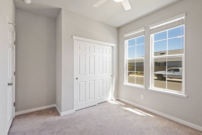 Building Photo - 1305 Swallowtail Dr