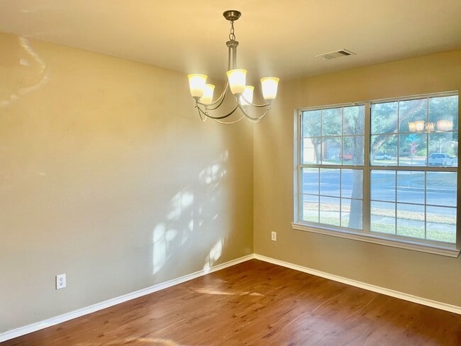 Building Photo - BEAUTIFUL 4 BR/2BTH HOUSE LOCATED IN CIBOL...