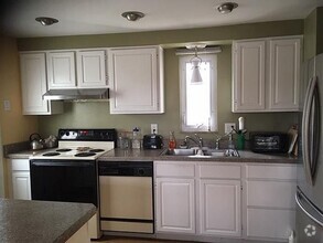 Building Photo - Forest Hills - House Share - 1 BR Availabl...