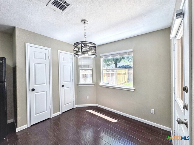 Building Photo - 833 Sagewood Trail