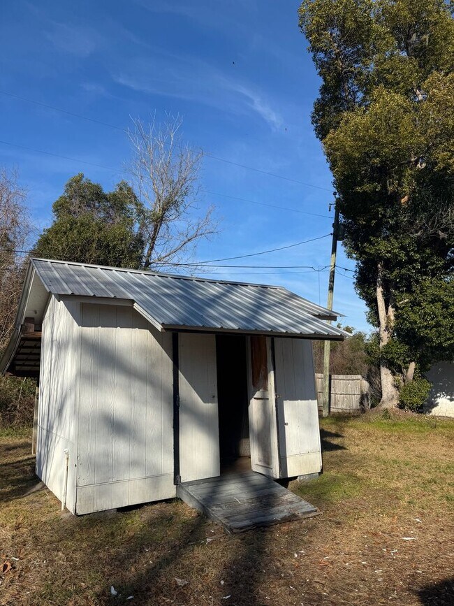 Building Photo - Sweet 2 Bedroom, 1 Bathroom Cottage
