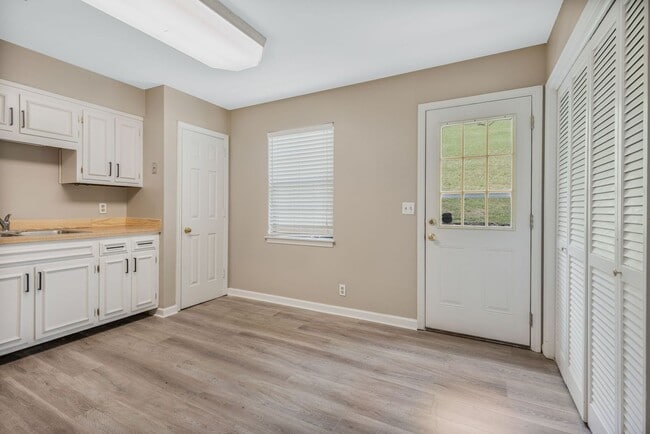 Building Photo - Convenient Brentwood Condo