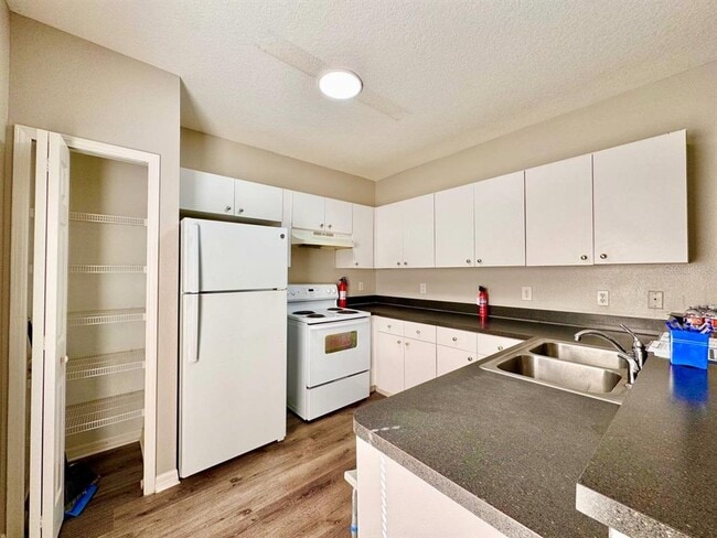 Building Photo - 2420 E Ida St