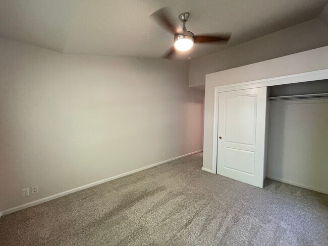Building Photo - Exceptionally Spacious and Modernized 2x2 Townhouse w/Garage and Washer/Dryer Hookups!