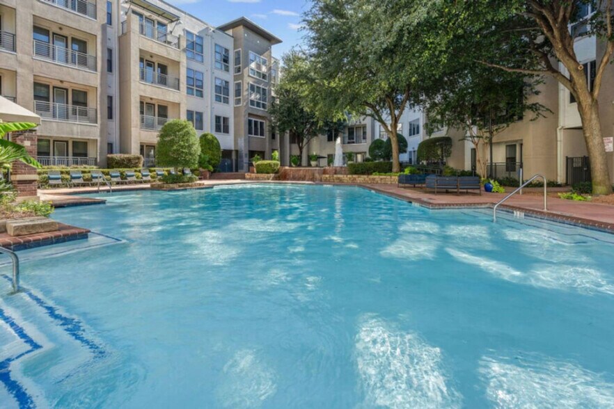 Building Photo - 800 Lake Carolyn Pkwy
