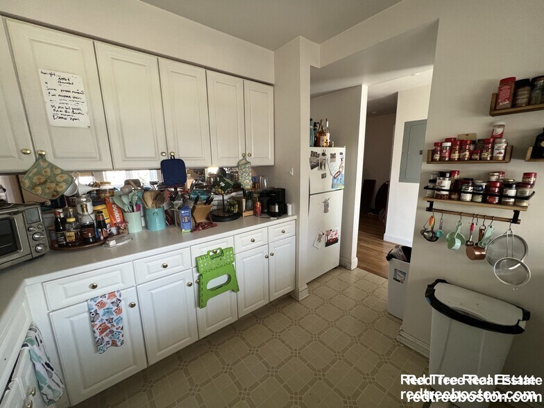 Building Photo - 8-10 Glencoe St. Unit 5