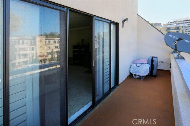 Building Photo - 1423 S Beverly Glen Blvd