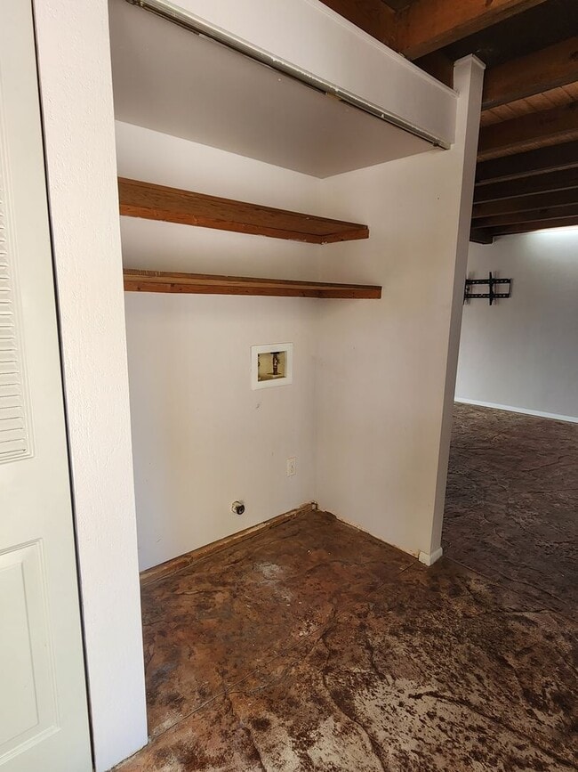 Building Photo - 2 Bedroom Home Located in Bloomfield