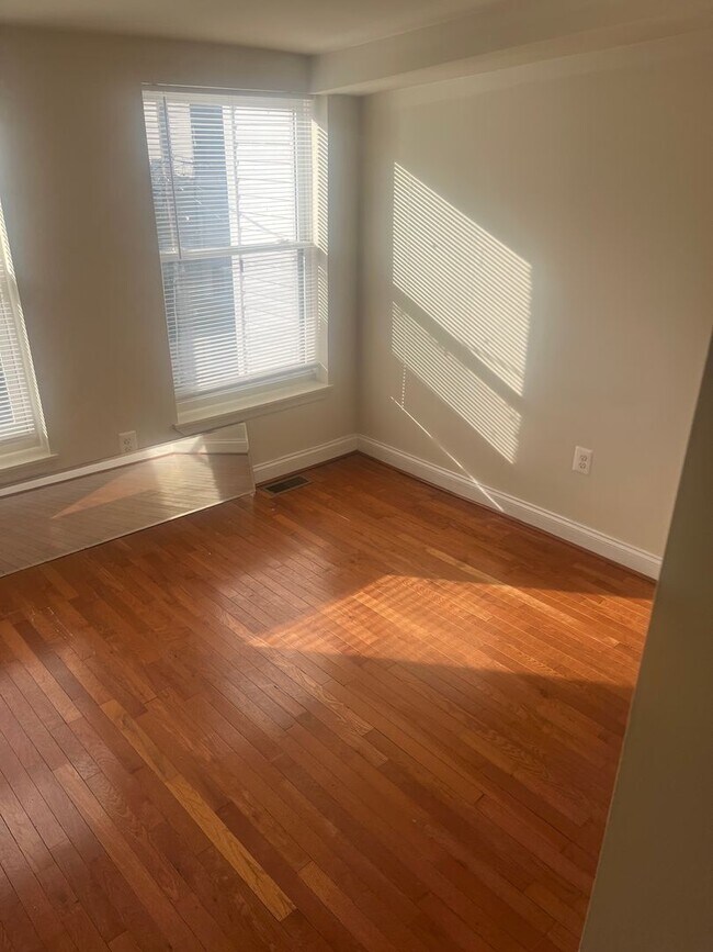 Building Photo - Commuter Friendly Beautiful Townhouse in Baltimore- Will go fast!