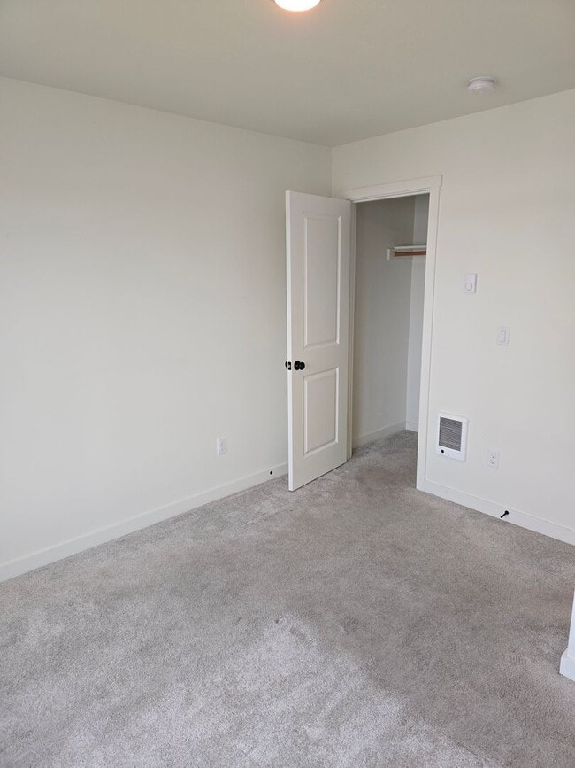 Building Photo - Sleek & Chic! 2 level 2 Bed/1.5 ba 814 Sf
