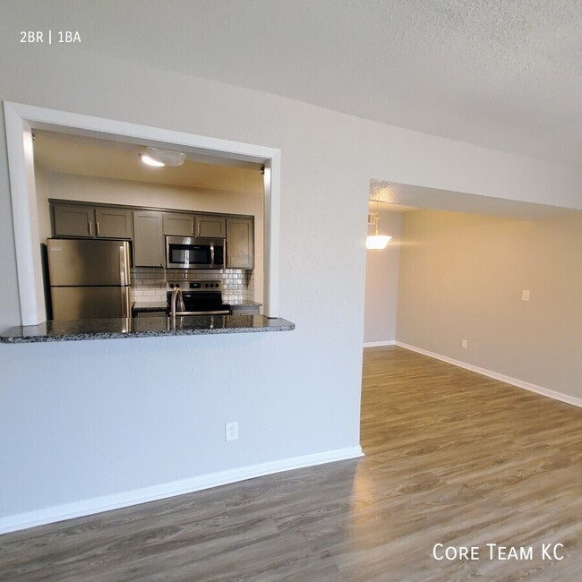 Building Photo - Top floor two bedroom in Midtown!